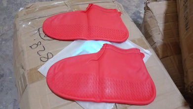 Non-Slip Silicone Waterproof Boot Shoe Cover (Medium Size / 1 Pair / Mix Color)